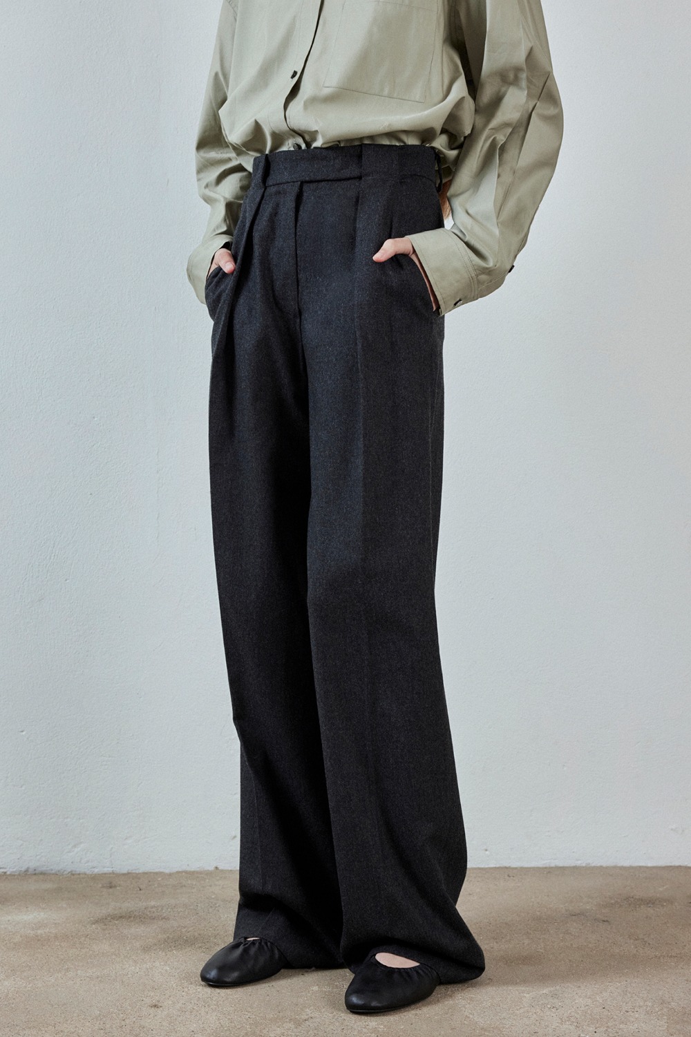 Wool Flannel Tuck Pants - Charcoal